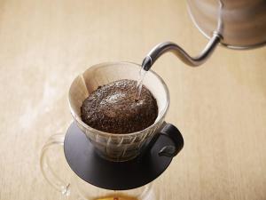 Comodidades para preparar café e chá em APA Hotel Shinjuku Kabukicho Tower