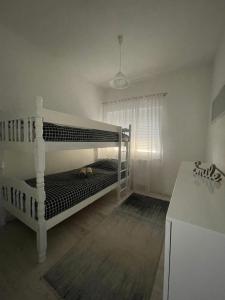 - une chambre avec 2 lits superposés et un réfrigérateur dans l'établissement Apartman Kis, à Jajce