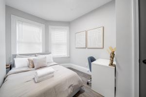Ένα ή περισσότερα κρεβάτια σε δωμάτιο στο 4BR 1BH Apt in South Boston near Old Harbor Beach