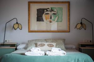 A bed or beds in a room at Castillo de Bulbuente de Luis Zueco