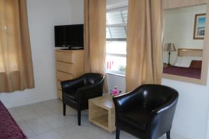 TV a/nebo společenská místnost v ubytování Breakaway Inn Guest House