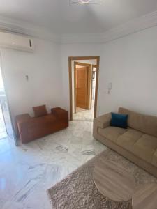 uma sala de estar com dois sofás e um tapete em Magnifique Appartement Vue Mer em Nabeul