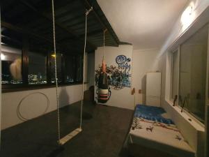 巴库Central Park apt with a nice view的一间带秋千的房间