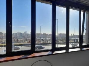巴库Central Park apt with a nice view的市景窗户