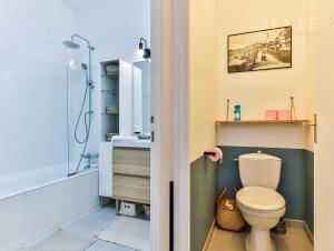 a bathroom with a toilet and a shower at Maison de surfeurs, idéalement située in Les Sables-dʼOlonne +70 photos