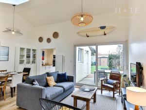 a living room with a couch and a table at Maison de surfeurs, idéalement située in Les Sables-dʼOlonne