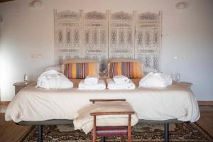 A bed or beds in a room at Castillo de Bulbuente de Luis Zueco