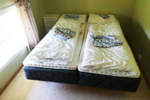 dos camas sentadas una al lado de la otra en una habitación en Charming house by the sea, Lofoten!, en Laupstad