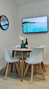Televízia a/alebo spoločenská miestnosť v ubytovaní Apartament Pastelove Kołobrzeg