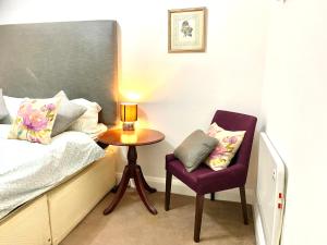 1 dormitorio con 1 cama, 1 mesa y 1 silla en Sight Flats - SF02 - One Bedroom, en Londres