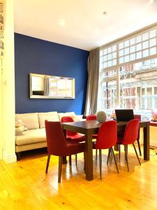 sala de estar con mesa, sillas y sofá en Sight Flats - SF02 - One Bedroom, en Londres