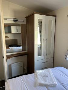 Posteľ alebo postele v izbe v ubytovaní Mobilhome Vias Plage la Carabasse