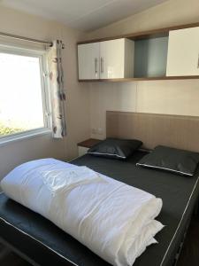Posteľ alebo postele v izbe v ubytovaní Mobilhome Vias Plage la Carabasse + 37 fotografií