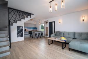 una sala de estar con un sofá y una mesa en Hamak Lubiatowo, en Lubiatowo 45 fotos más