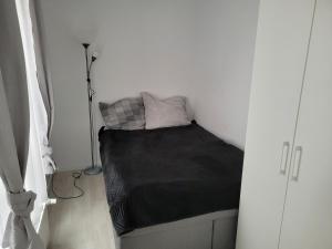 シュチェチンにあるApartamenty Przygodna Parkの小さな部屋で、角にベッドが1台あります。