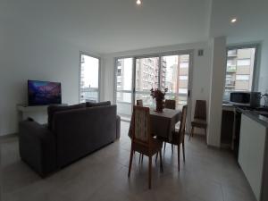 uma sala de estar com um sofá e uma mesa em Departamentos 2 ambientes en Mar del Plata em Mar del Plata