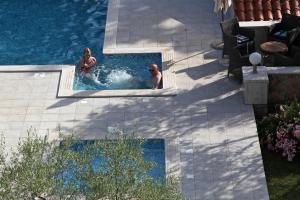 Bazén v ubytování Hotel Carmen nebo v jeho okolí