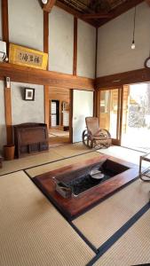 Una cocina o zona de cocina en 茅葺き屋根の山荘-うぐいす庵-Uguisu An-国立公園境界側で自然と天然水を満喫