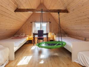 una habitación con 2 camas y un columpio en un ático en Holiday home Præstø V, en Præstø