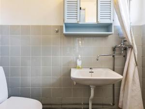 y baño con lavabo y aseo. en Holiday home Præstø V, en Præstø