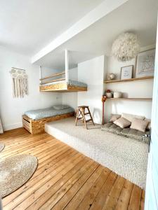 Våningssäng eller våningssängar i ett rum på Malie & Macha - Jolie Maison à Malo-les-Bains