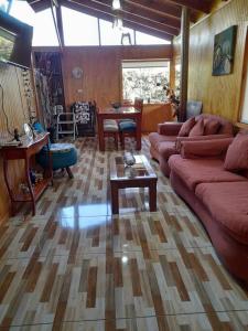 sala de estar con sofá y mesa en Casa de campo Santa Cruz, en Palmilla