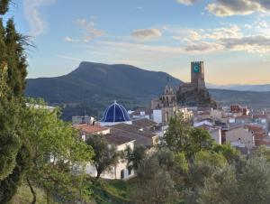 uma vista para uma cidade com uma montanha ao fundo em Yayo-Toni de Banyeres em Banyeres de Mariola