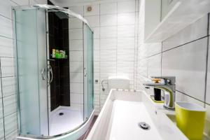 een badkamer met een douche, een wastafel en een wastafel bij Apartman Puzzle in Rovinj +14 foto's