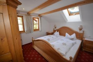 A bed or beds in a room at Gästehaus am Berg