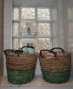 dois cestos sentados numa prateleira em frente a uma janela em Cozy & Stylish Eastside Apt. em Tessalónica