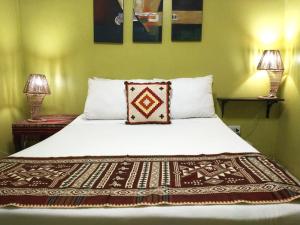 Letto o letti in una camera di Dreamkapture Hostel close to the airport and bus terminal