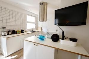 Kuchyňa alebo kuchynka v ubytovaní Appartement spacieux 70m2 avec 2 chambres - Terrasse expo sud - Coeur de Cannes