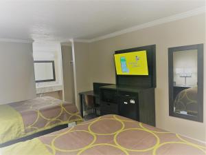 皮卡尤恩的住宿－皮卡韻尼速8汽車旅館，一间卧室配有一张床和一台平面电视
