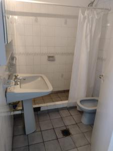 y baño con lavabo y aseo. en Casa Moderna amplia dorrego guaymallen en Mendoza