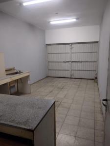 Habitación vacía con paredes blancas y suelo de baldosa. en Casa Moderna amplia dorrego guaymallen en Mendoza