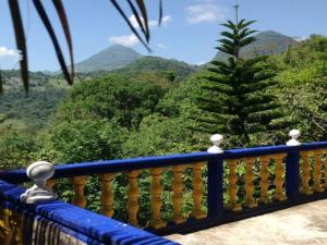a balcony with a view of the mountains at Hotel y Cabaña La Peña in Xilitla
