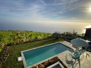 una piscina con vistas al agua en The Hideaway Madeira en Prazeres