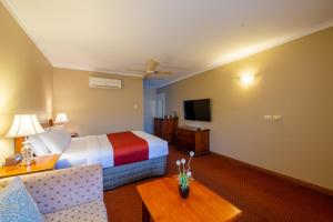 ein Hotelzimmer mit einem Bett und einem Tisch in der Unterkunft Gateway on Monash in Clayton North