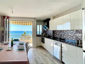 kuchnia ze stołem i widokiem na ocean w obiekcie Sea-view apartment in Adra with private terrace w mieście Adra