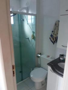 a bathroom with a shower and a toilet and a sink at Mar, Praia, Sossego e Tranquilidade in Itanhaém