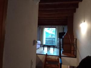 uma sala de estar com uma escada e uma janela em VF CATEDRAL em San Carlos de Bariloche
