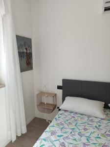 Appartamento per 4, Metro B Monti Tiburtini, AC, Wi-Fi في روما: غرفة نوم مع سرير مع اللوح الأمامي الأسود