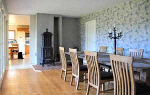 uma sala de jantar com mesa e cadeiras em 2 Bedroom Gorgeous Home In Lngaryd em Långaryd