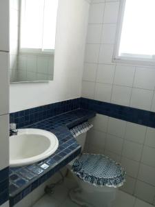W łazience znajduje się umywalka, toaleta i lustro. w obiekcie CALIFORNIA SUITE w mieście Caracas