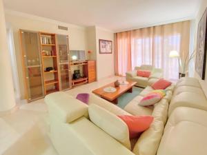 sala de estar con sofá y mesa en Apartamento en Los Patios de Santa Maria Golf, en Marbella