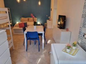 Il comprend une cuisine et un salon avec une table et des chaises. dans l'établissement Amarcord, à Pouzzoles
