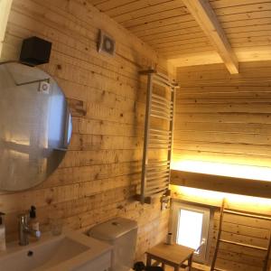 uma casa de banho em madeira com um WC e um lavatório em Vila Espigueiro I em Bustelo