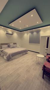 Postel nebo postele na pokoji v ubytování شاليهات ليالي زين الشرف 2