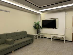TV a/nebo společenská místnost v ubytování شاليهات ليالي زين الشرف 2