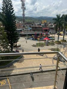 un parc avec une aire de jeux dans une ville dans l'établissement Magnifico apartamento, à Moniquirá